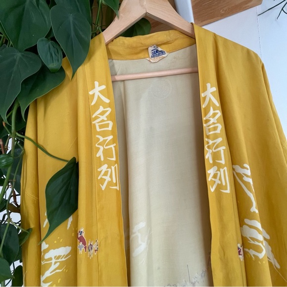 👘🌞 Vintage yellow printed Japanese Kimono robe - Picture 3 of 8